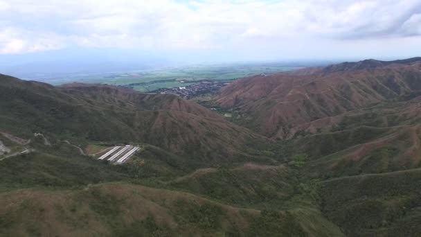 哥伦比亚考卡山谷 山路以绿林为背景 空中最高视频 在山路上开车 — 图库视频影像