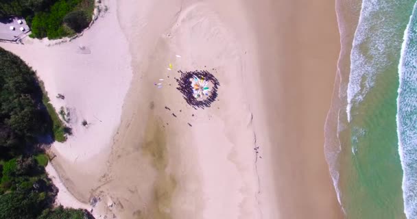 Uitzicht Vanuit Lucht Het Oceaanstrand Australië Surfers Krijgen Wat Plezier — Stockvideo