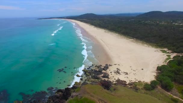 長い美しい波 空中ビューを持つ無人島の海のビーチ ローリング波とビーチの長いストレッチ 波が高く 魅惑的な海は長い平らな無人ビーチに会います カバリータビーチオーストラリア — ストック動画