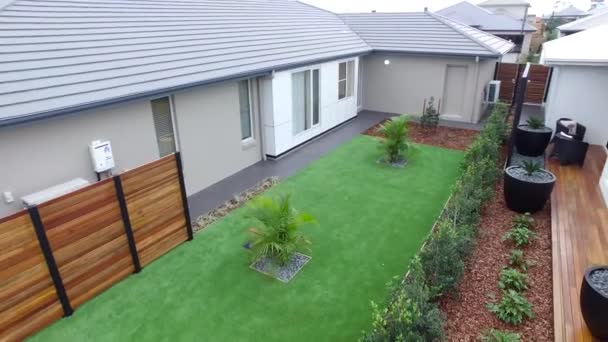 Luchtfoto Van Het Nieuwe Luxe Huis Met Achtertuin Groen Gras — Stockvideo