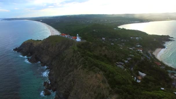 Paysage australien, vue aérienne. Forêt verte sauvage. Vue aérienne sur la forêt. Plage rocheuse sauvage avec de belles vagues. Repères australiens. Vidéo de drone. Haut .