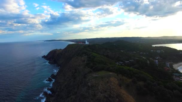 Vue aérienne de la plage sauvage de l'océan en Australie. Paysage et monuments australiens. Plage rocheuse sauvage d'en haut. De belles vagues de mer. Vidéo de drone . 