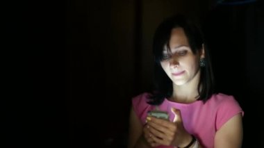 Kız güzel gülümseme ile Smartphone kullanarak