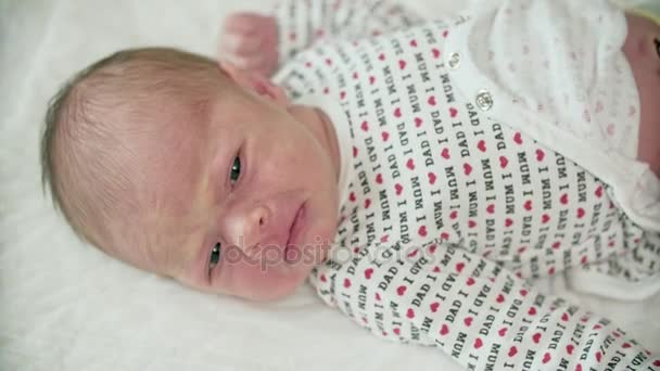 Мать меняет подгузник своей новорожденной дочери — стоковое видео