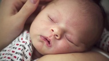 Closeup omuz uyku okşayarak yeni doğan bebek anne