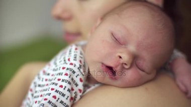 Closeup omuz uyku okşayarak yeni doğan bebek anne