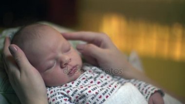 Yeni doğan bebek gülümseyen okşayarak uyku