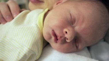 Yeni doğan bebek uyku ile anne