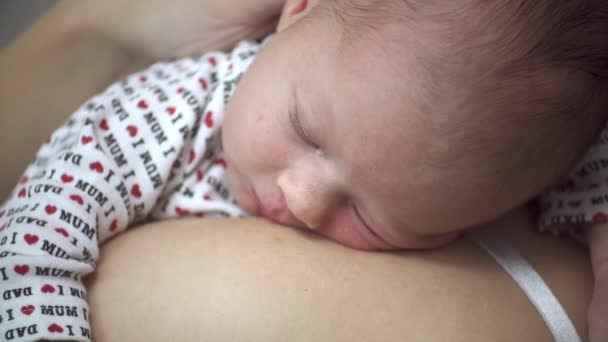 Pasgeboren Baby slapen Closeup schouder — Stockvideo