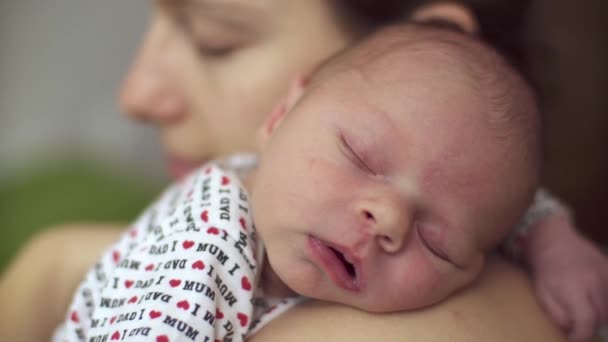 Closeup omuz uyku okşayarak yeni doğan bebek anne — Stok video