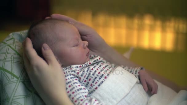 Slapende Pasgeboren Baby lacht — Stockvideo