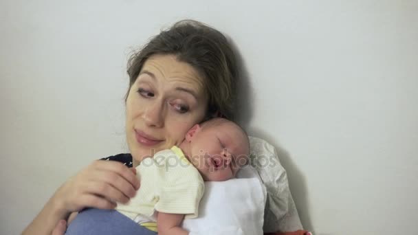 Mãe em casa com a filha recém-nascida adormecida — Vídeo de Stock