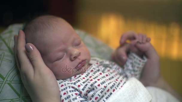 睡着的刚出生的婴儿按摩手 — 图库视频影像