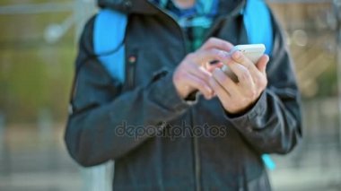 Erkek ucuz bira telefon açık havada soğuk günde eller