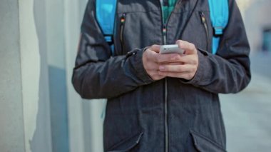 Erkek el tipi telefon açık havada soğuk gününde