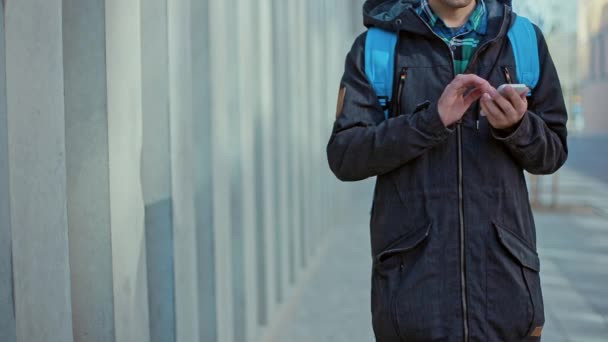 Männerhände telefonieren an kalten Tagen im Freien — Stockvideo