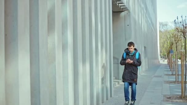 추운 날 야외에 휴대 전화에서 남성 손 유형 — 비디오