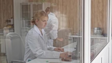 Kullanan masaüstü bilgisayarda Office, kadındır