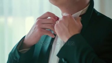Damat Düğün resmi kostümlü kelebek ile.