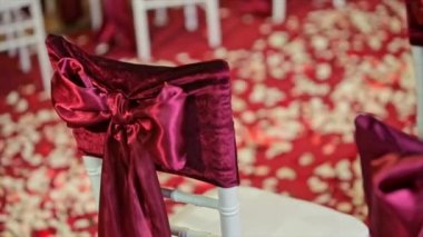 Sandalye düğün dekorasyonu güzel kumaş yay