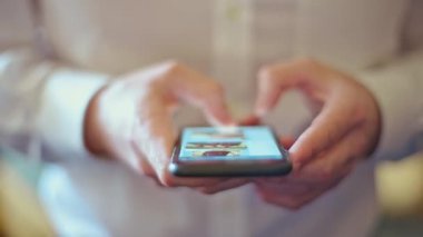 Onun akıllı telefon Online sosyal ağ kullanan adam