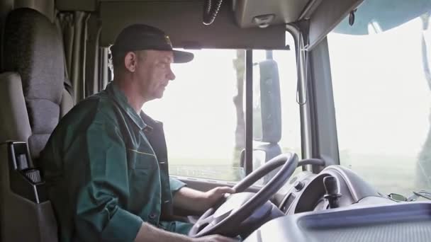 Chauffeur de camion dans la voiture — Video