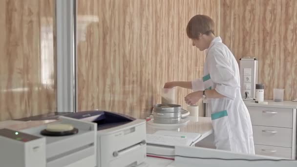 Alimentação de teste para a qualidade dos animais no laboratório — Vídeo de Stock