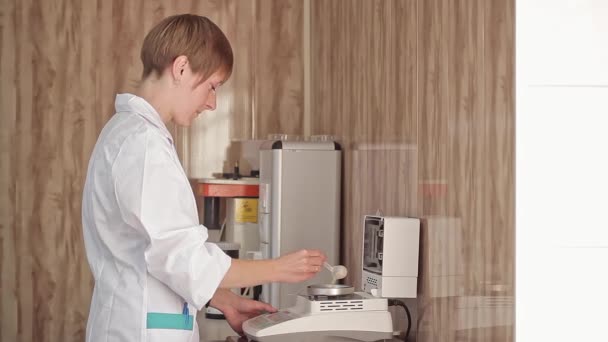 Pruebas de calidad de piensos para animales en el laboratorio — Vídeo de stock