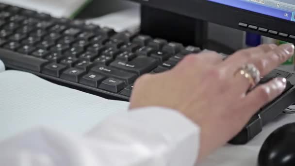 Femme utilise un ordinateur de bureau dans le bureau — Video