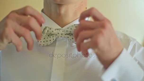 Novio en un traje formal de boda con mariposa . — Vídeo de stock