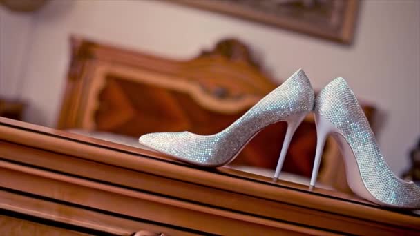 Mariage Bride Chaussures Stand sur le Ded — Video