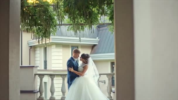 Hochzeit schönes Paar küssen — Stockvideo