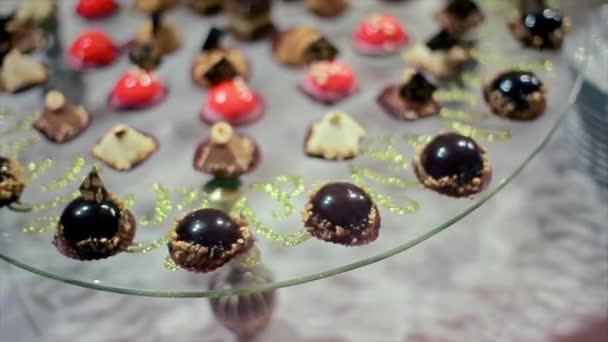 Celebración de la boda vidrio transparente plato dulces — Vídeo de stock