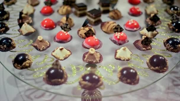 Hochzeitsfeier Glas transparent Teller Süßigkeiten — Stockvideo