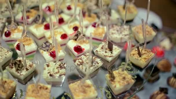 Celebración de la boda vidrio transparente plato dulces — Vídeo de stock