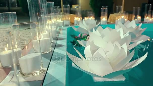 Flor de papel en agua noche piscina vela — Vídeos de Stock