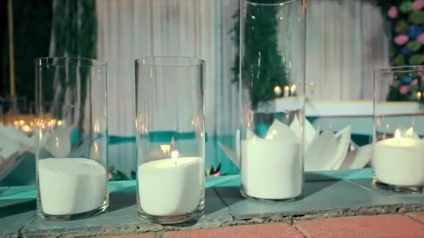Fiore di carta nella candela della piscina notturna dell'acqua — Video Stock