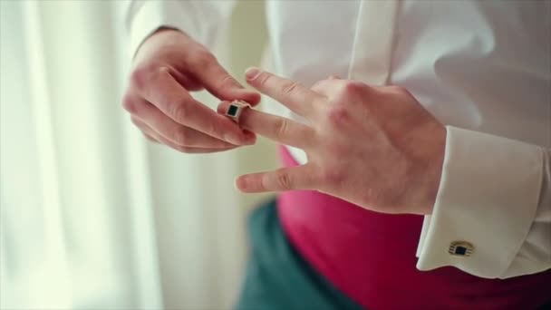 Мужчина носит кольцо на руке жениха — стоковое видео