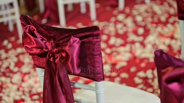 Όμορφο ύφασμα φιόγκο στο Πρόεδρος διακόσμηση γάμου — Αρχείο Βίντεο
