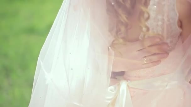 Štolbové ruce na pasu krásná nevěsta — Stock video
