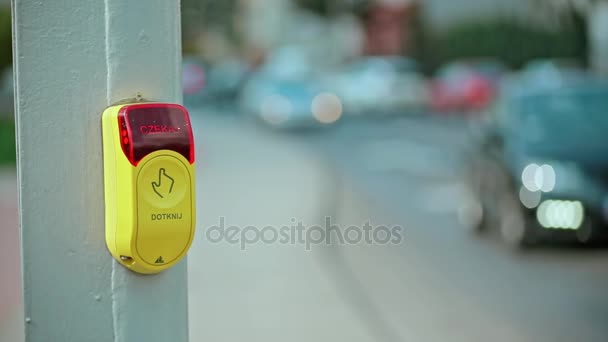 Hand te drukken bij verkeerslichten — Stockvideo