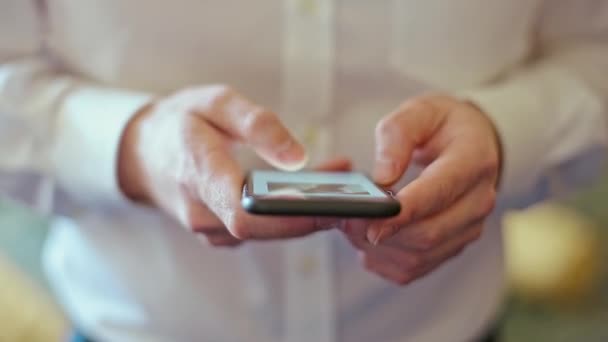 Ο άνθρωπος χρησιμοποιώντας το έξυπνο τηλέφωνο του σε απευθείας σύνδεση κοινωνικό δίκτυο — Αρχείο Βίντεο