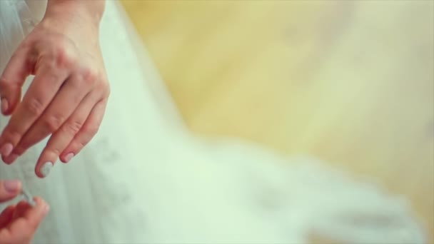La novia lleva un compromiso con el anillo — Vídeo de stock