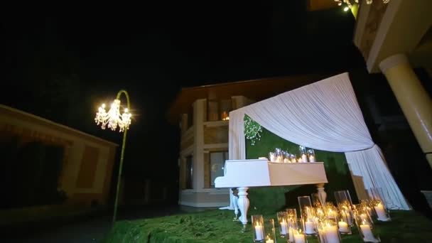 Beautiful wedding ceremony night candle piano moss — Stock Video