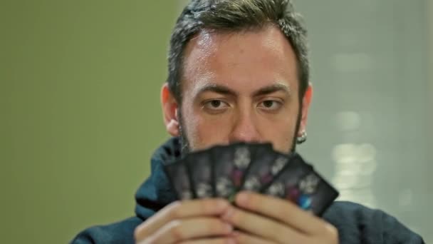 Jonge Man houdt het bordspel kaarten — Stockvideo