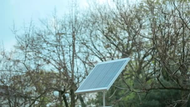 Panel solar en la ciudad en el cielo azul y el árbol — Vídeos de Stock