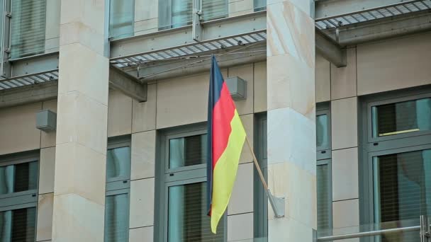 Bandera de Alemania ondeando en la casa — Vídeo de stock