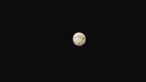 Lune le jour nuageux 