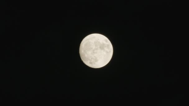 Луна в пасмурный день — стоковое видео