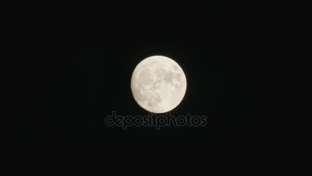 Lune le jour nuageux 